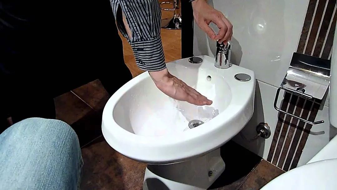 法国酒店里的洗屁股池，很多美国人当饮水机用（组图） - 8
