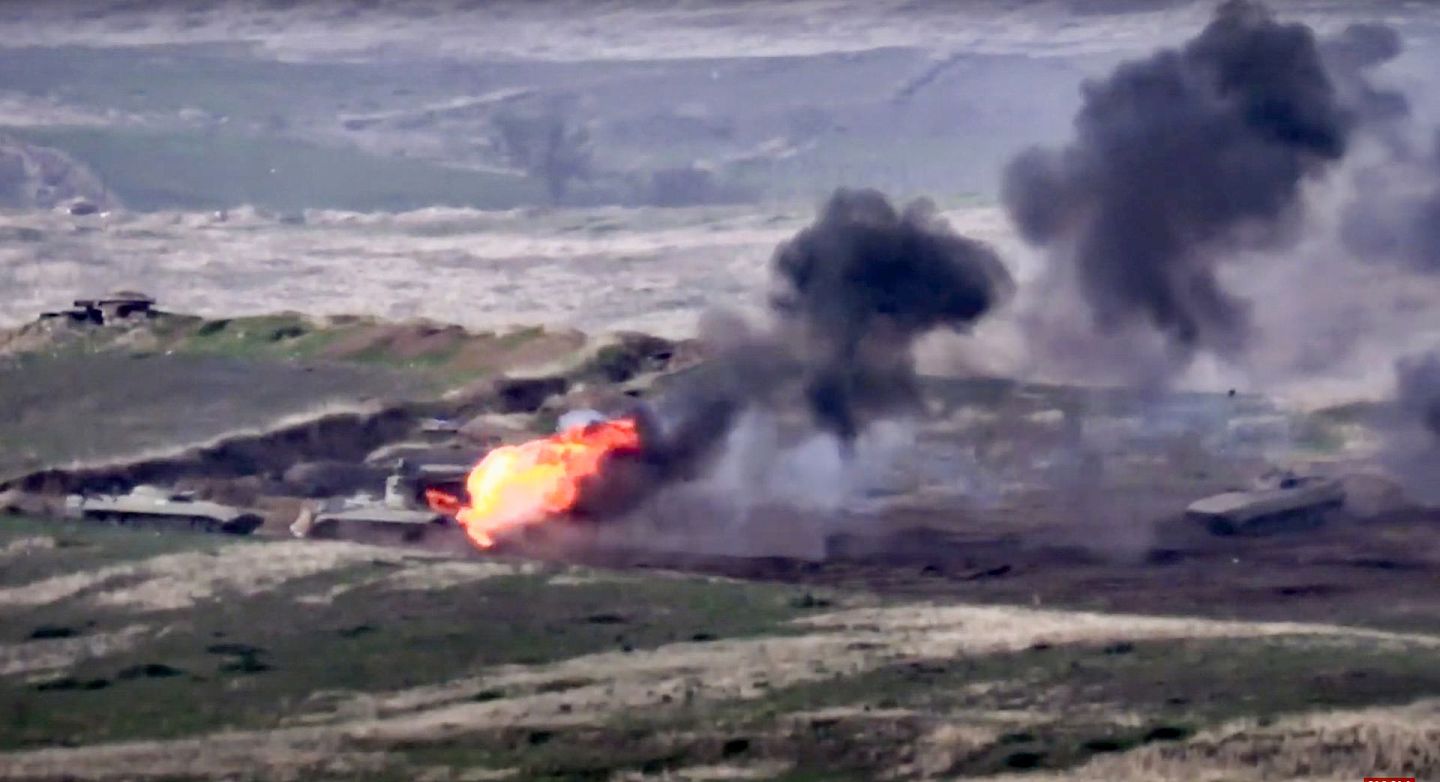 亚美尼亚武装力量在卡拉巴赫开炮摧毁阿塞拜疆坦克画面。（AP）