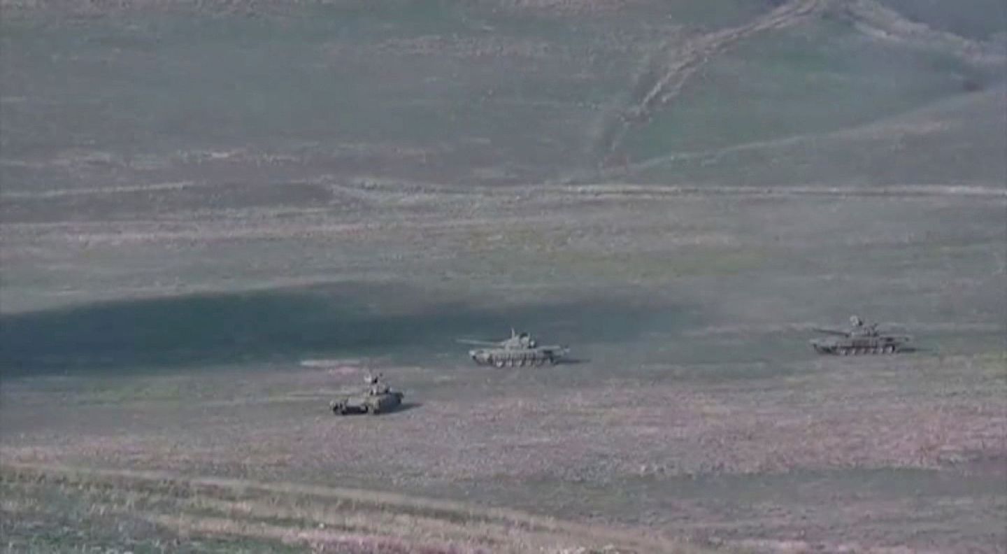 亚美尼亚国防部9月27日称，卡拉巴赫遭到空中和导弹袭击，亚美尼亚方面击落了阿塞拜疆两架直升机和三架无人机。（Reuters）