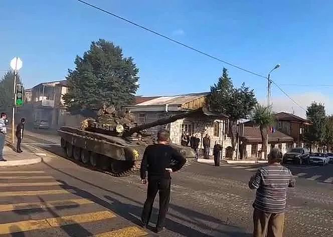 亚美尼亚军队前往前线画面（图片来源：央视新闻）