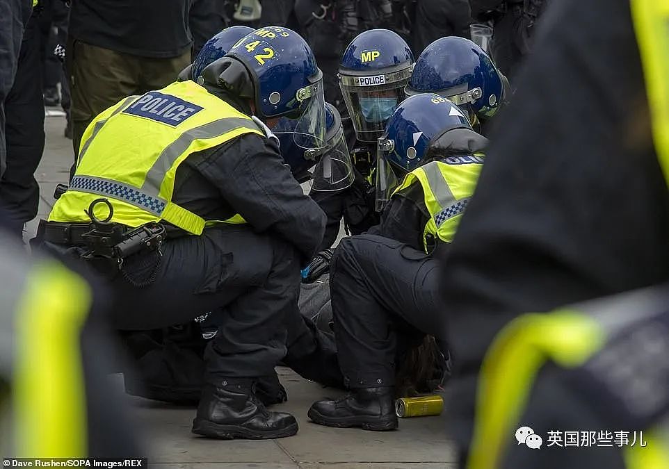 英国一边每天新确诊6000人，另一边15000人不戴口罩搞集会.. 这？（组图） - 33