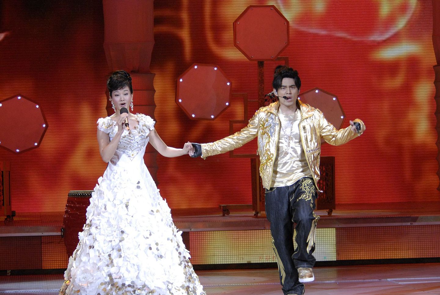 2009年1月25日，央视春节联欢晚会于晚间举行，图为周杰伦上节目片段。（新华社）