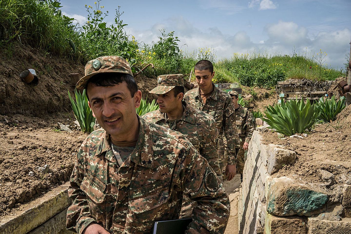 自从亚美尼亚及阿塞拜疆在1994年停火后，纳戈尔诺-卡拉巴赫运作一如独立的共和国，以及实际上成为亚美尼亚的一部分。图为2015年4月21日，纳戈尔诺-卡拉巴赫的军人在当地与阿塞拜疆接壤的边境驻守。（Getty）