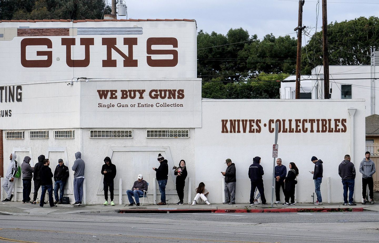 美国加州的卡尔弗市（Culver City）的枪店外出现人龙，排队选购枪械。（Ringo H.W. Chiu/美联社）
