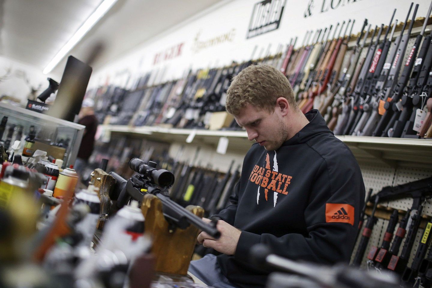 爱达荷州一间枪店顾客在选购枪械。（John Roark/The Idaho Post-Register via 美联社）