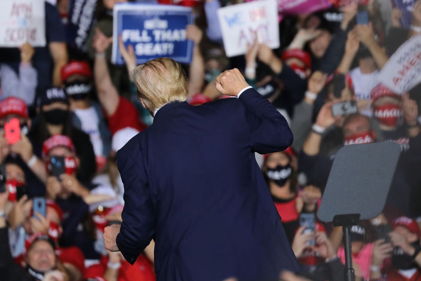 9月26日，特朗普在宾夕法尼亚州米德尔顿举行竞选集会，特朗普的支持者们在集会上为其举牌吶喊。（Getty）