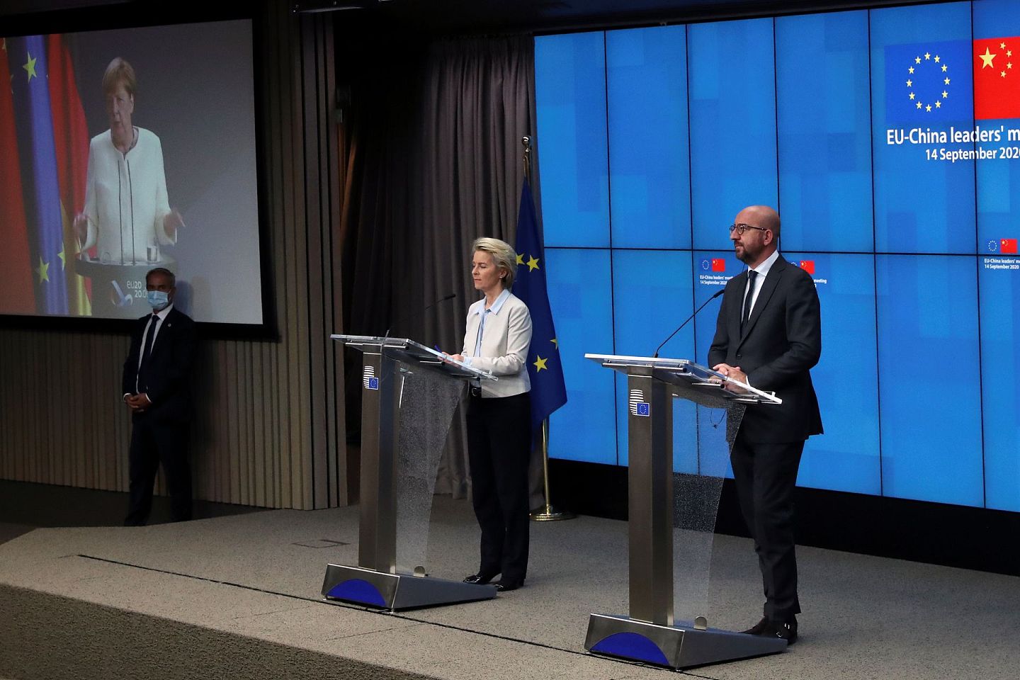 中国、欧盟领导人视频会议结束后，米歇尔（右）与、欧盟委员会主席冯德莱恩（Ursula von der Leyen）在布鲁塞尔欧洲理事会举行记者会。 （Reuters）