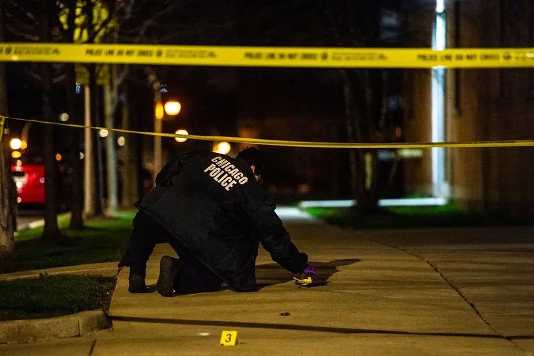 美国芝加哥血腥枪击！51人中弹9人死，20岁小伙被爆头，5岁女童惨丧命（组图） - 6