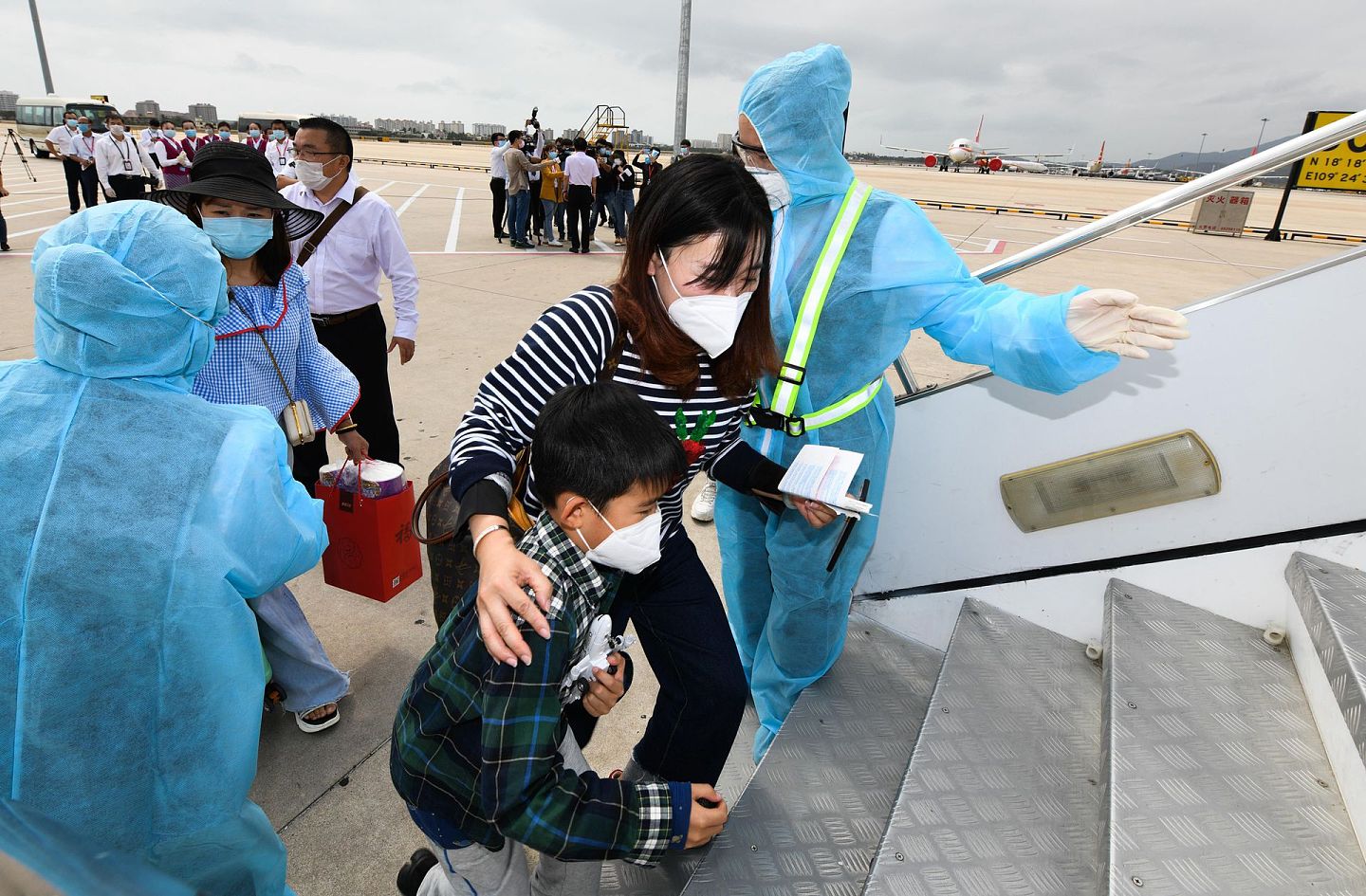2020年2月13日，112名受新冠肺炎疫情影响滞留三亚的湖北旅客乘坐包机返回武汉。（新华社）