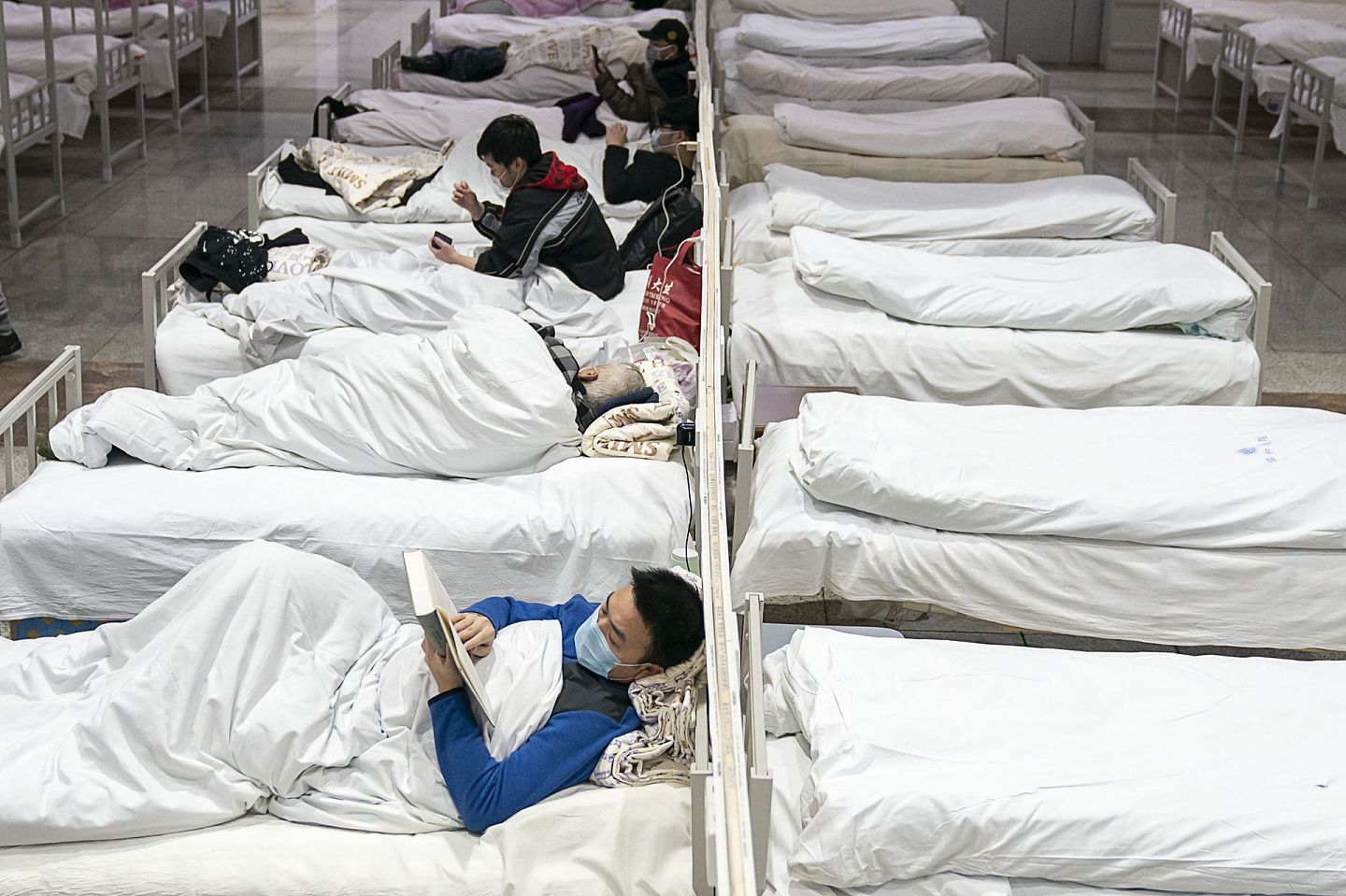 2020年2月5日，武汉首个方舱医院开始收治病人。（新华社）