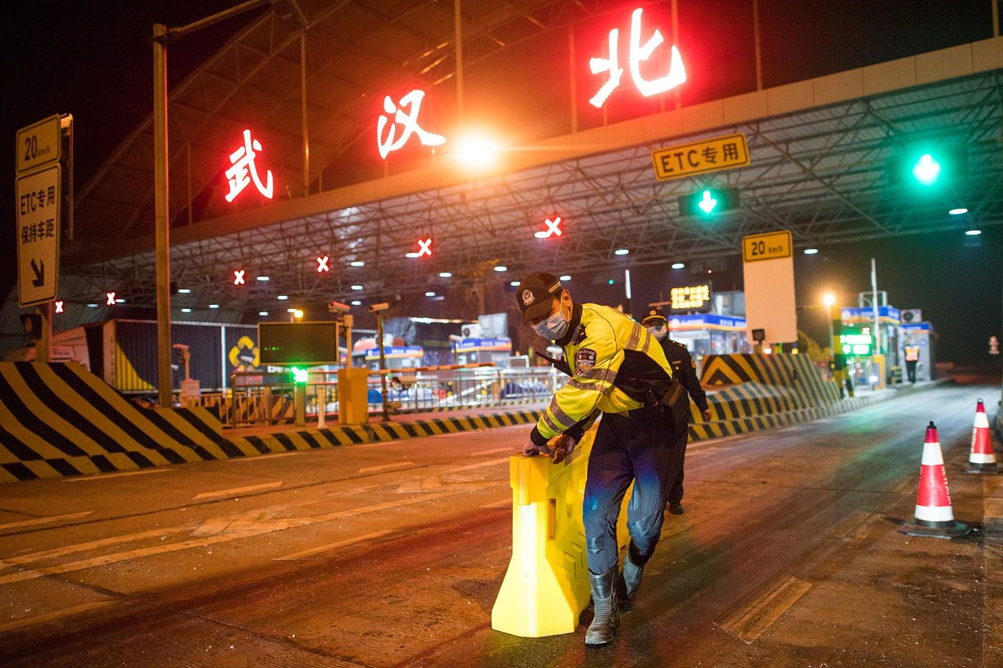 武汉“封城”是中国抗疫的一个关键行动，一度引起国际舆论争议。（新华社）
