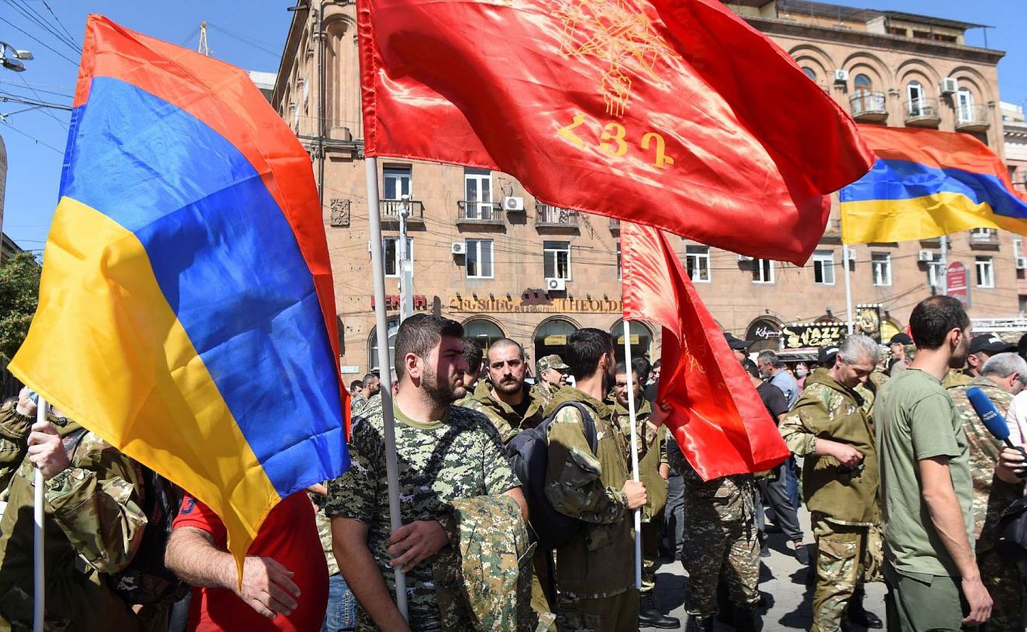 2020年9月27日，亚美尼亚民众在首都埃里温参加招募志愿兵的活动。当天亚美尼亚当局颁布全国总动员令，号召适龄公民应征入伍，为国而战。（Reuters）