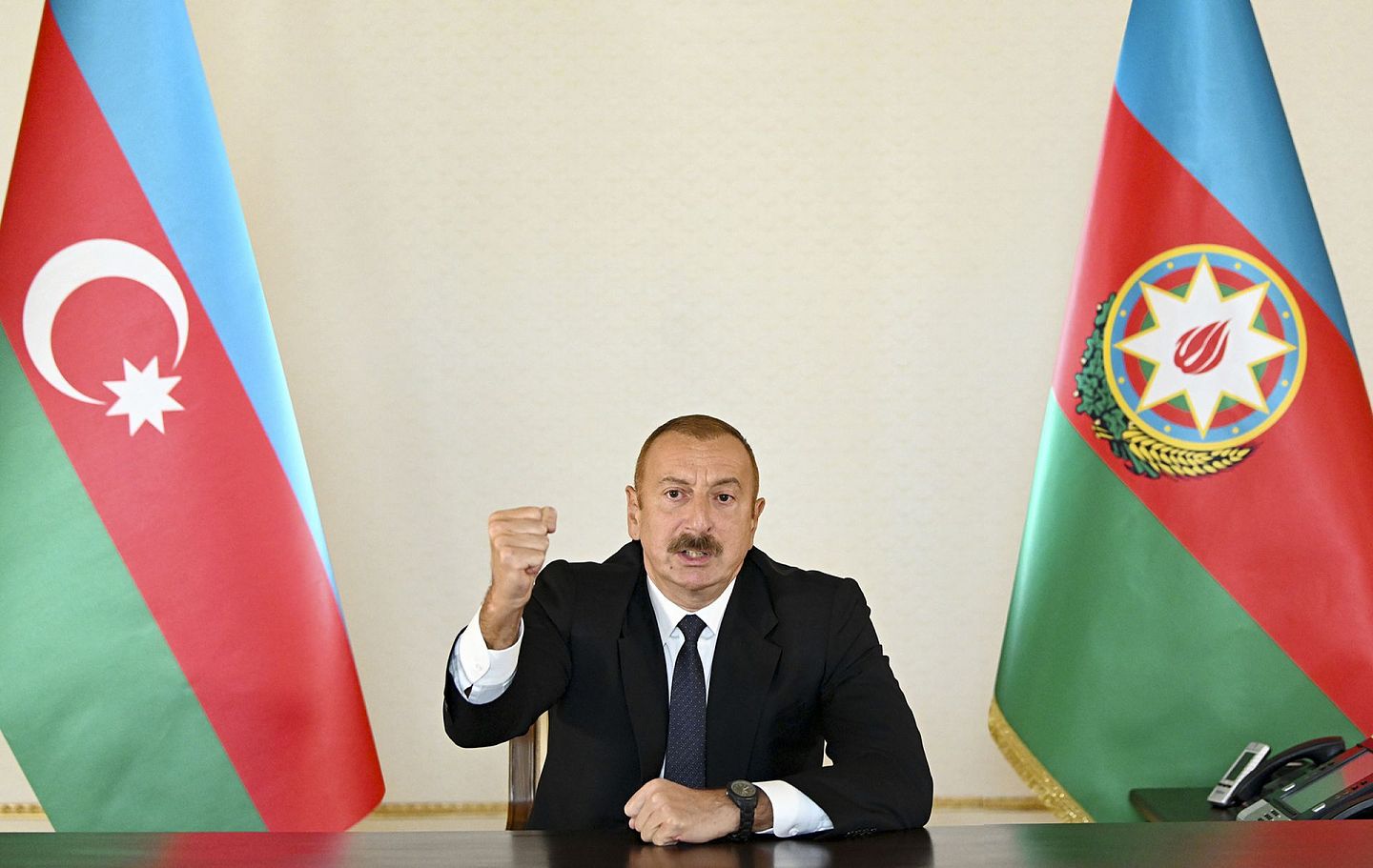 2020年9月27日，阿塞拜疆总统阿利耶夫（Ilham Aliyev）在总统办公室对全国发表电视讲话。在谈话中阿利耶夫号召民众团结一心，并称胜利必将属于阿塞拜疆。显然，来自土耳其的鼎力支持，让巴库当局的底气要比埃里温方面强势不少。（AP）