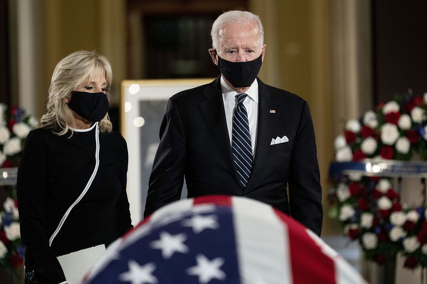 2020年9月25日，美国民主党总统候选人拜登和妻子出席最高法院已故大法官金斯伯格（Ruth Bader Ginsburg）的悼念仪式。（AP）