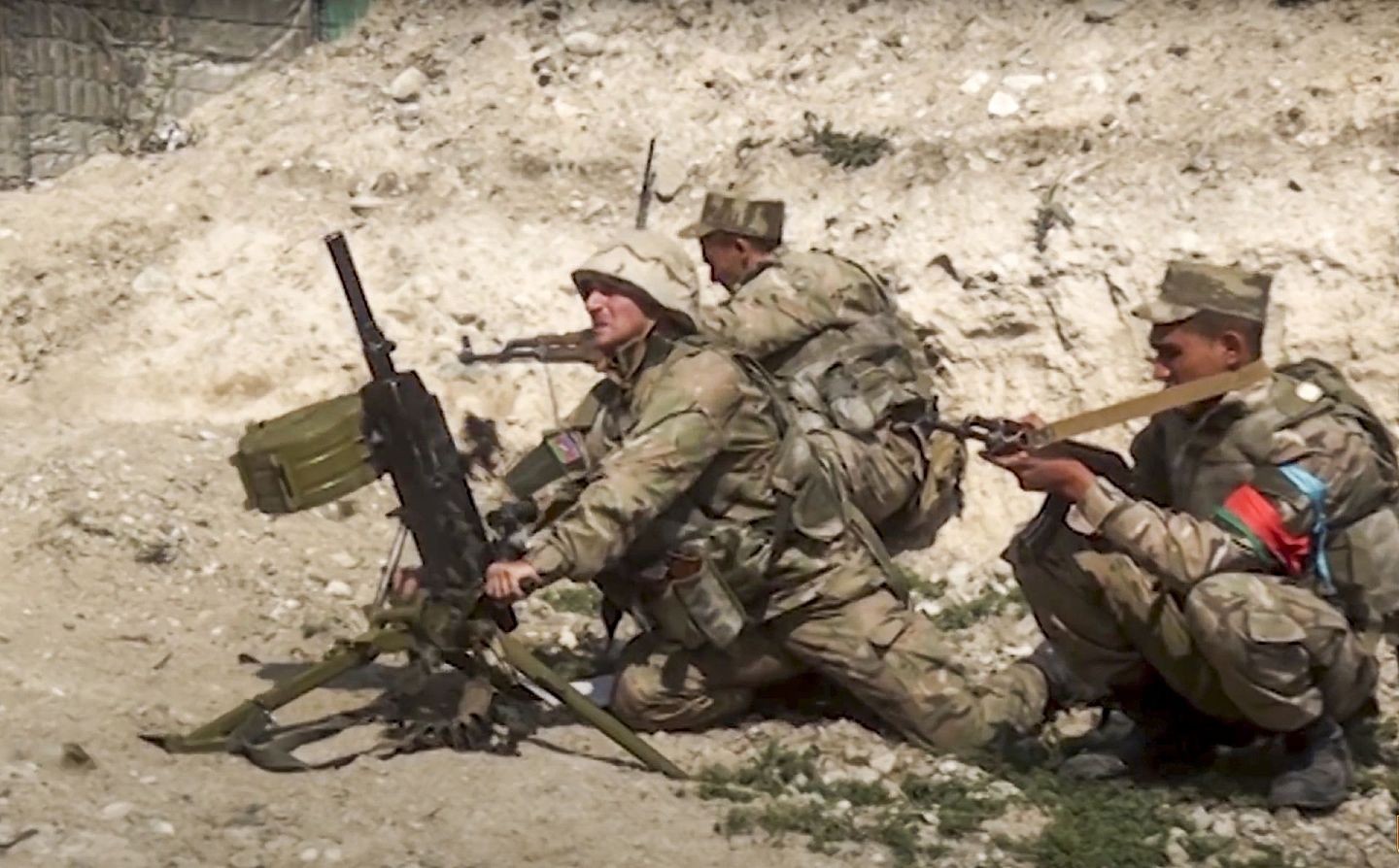阿塞拜疆与亚美尼亚：阿塞拜疆国防部9月27日发布影片的截图显示，阿塞拜疆士兵在纳戈尔诺—卡拉巴赫地区“接触线”发射迫击炮。（AP）