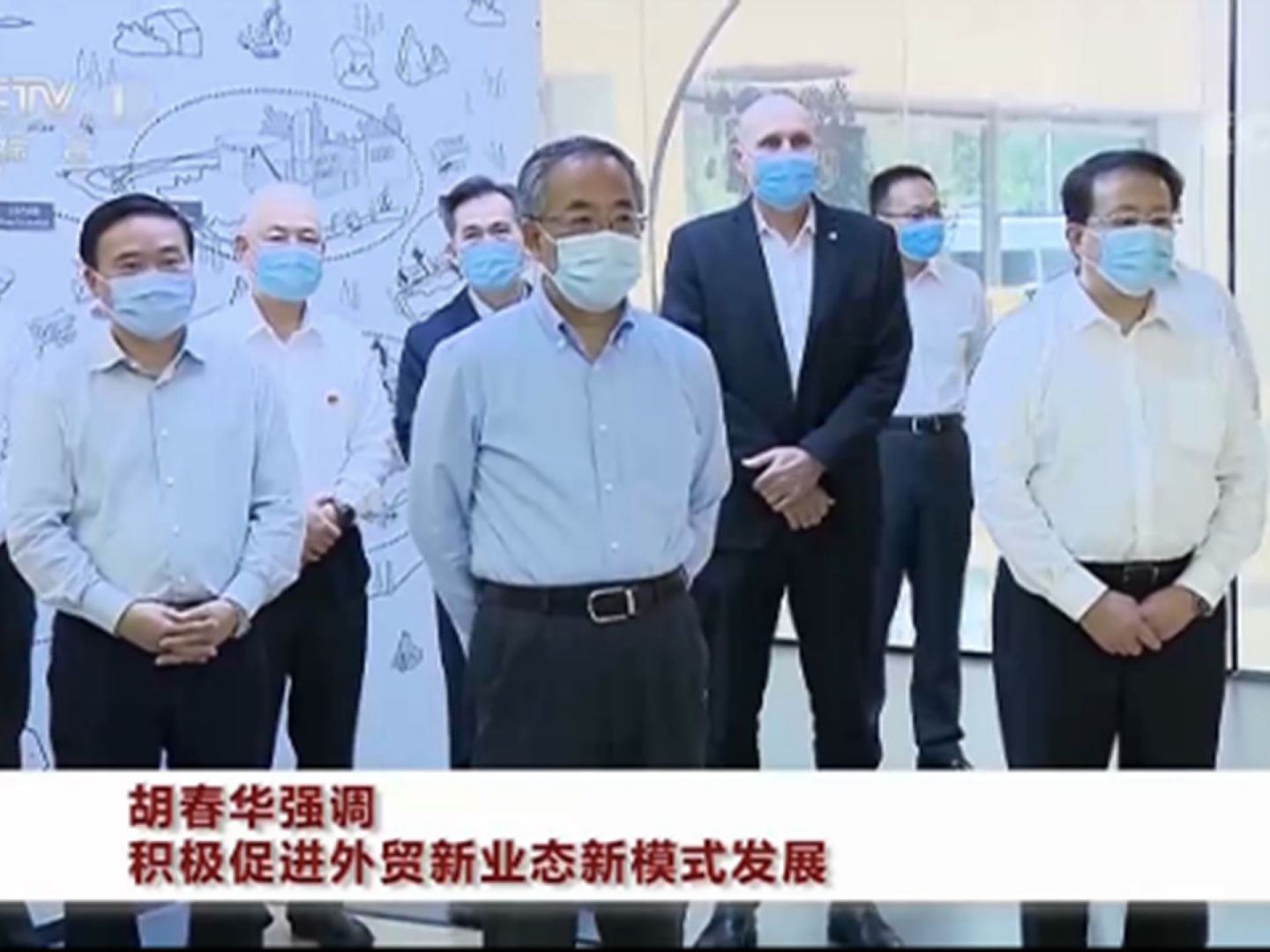胡春华（左四）赴上海考察时的现场画面。（中国央视）