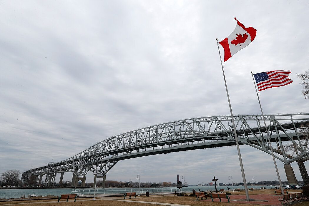 连接安大略省萨尼亚市和密歇根州休伦港的一座桥。美加边境目前基本关闭，许多加拿大人希望这种状态至少能保持到新年。