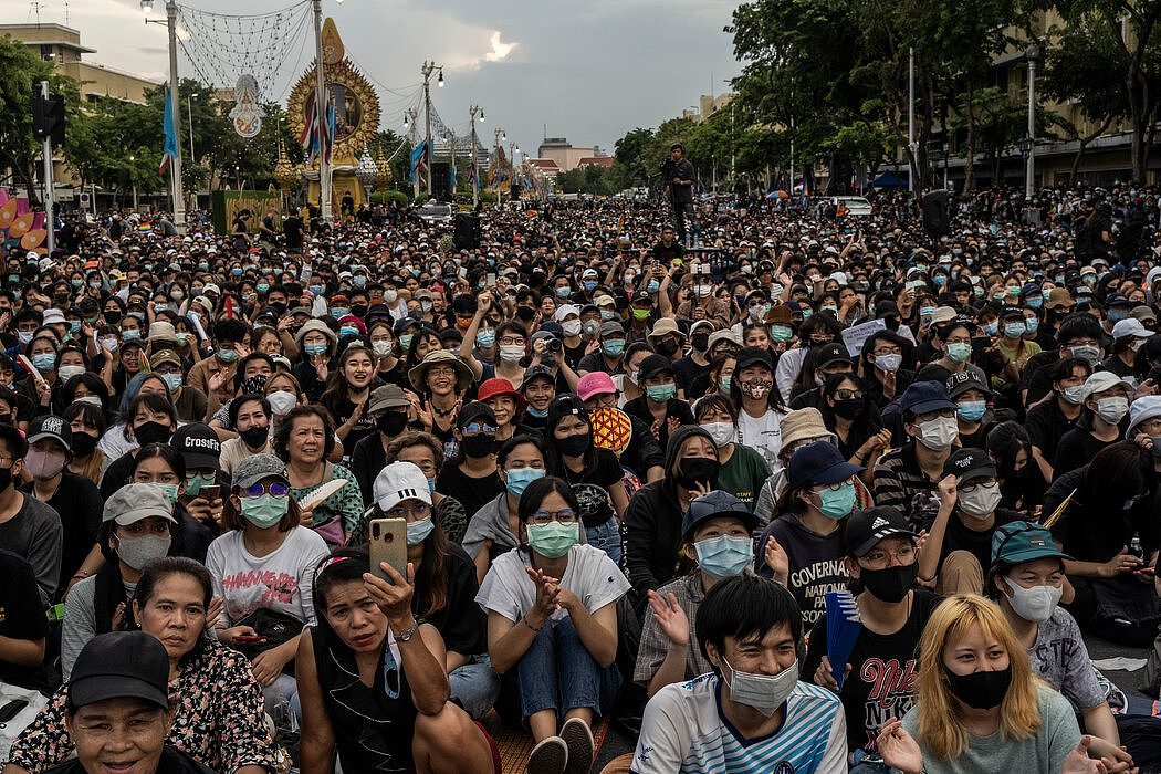 曼谷的一场民主集会。泰国录得的新冠病毒确诊病例不到3520例，死亡59人。
