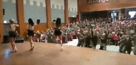 军队再现“慰安妇”？韩国女团下部队慰问士兵，掀裙露乳，还大跳“开阴舞”！（组图） - 2