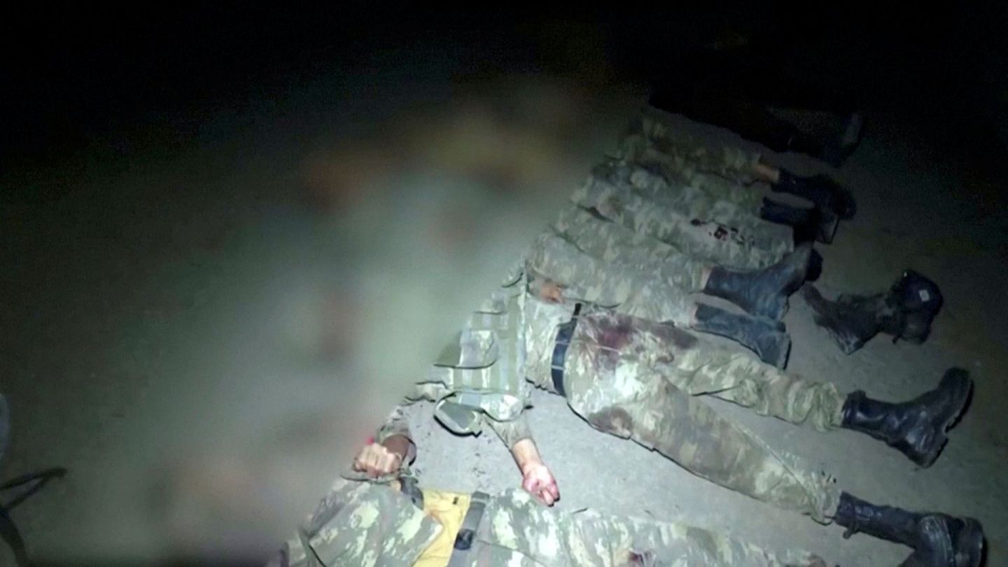 纳卡地区军队9月28日公布的视频显示，数具穿着军装的尸体被放置在地上。死者被指是阿塞拜疆军人。视频拍摄地点不明。（Reuters）