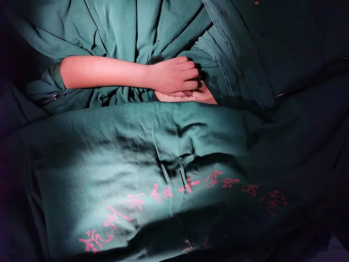 惊呆！中国5岁女孩大拇指被防盗门生生夹断，医生把断指“种”到她肚皮上（图） - 2
