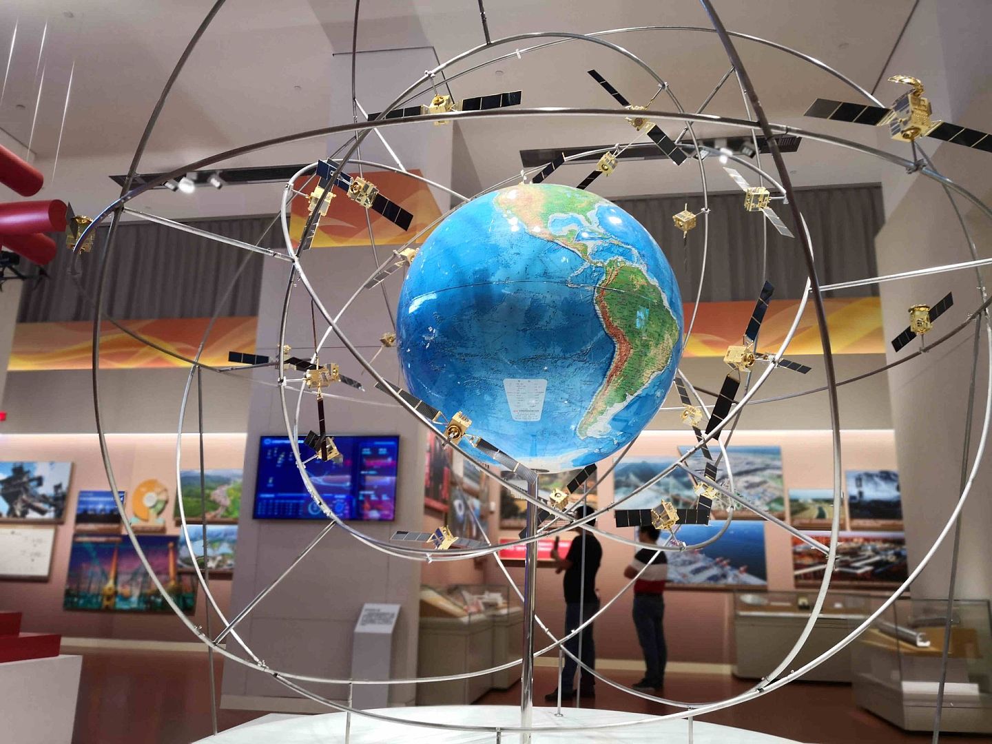 中国国家博物馆复兴之路展览中的北斗导航系统模型。 目前，中国北斗导航系统全球服务已经开通，中国武器制导由此告别对美国GPS系统的依赖。 （多维新闻）