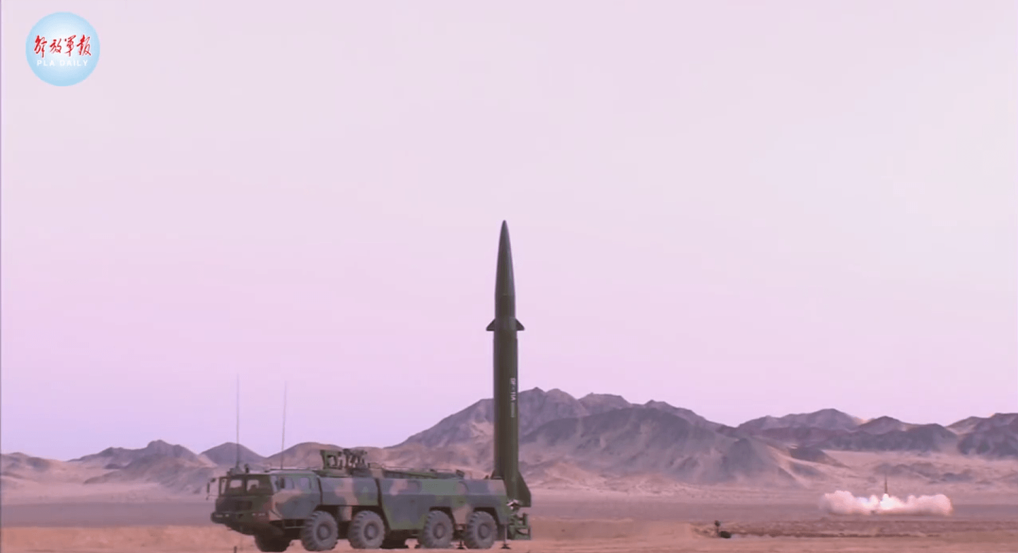 《解放军报》官方视频号发布的东部战区火箭军野外实战演练视频中出现的东风-11A短程弹道导弹。 （解放军报视频截图）