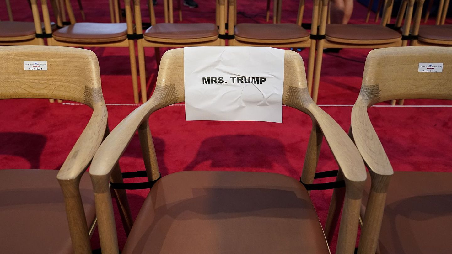 美国总统候选人辩论：图为2020年9月28日，俄亥俄州克利夫兰的总统候选人辩论场地中，共和党总统候选人特朗普的妻子、梅拉尼娅的座位。 （AP）