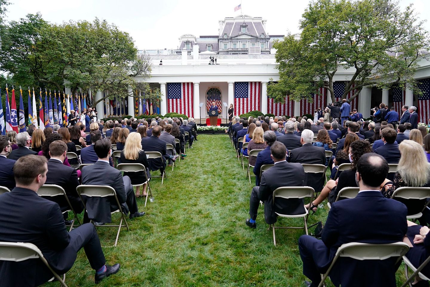 2020年9月26日，在华盛顿的白宫玫瑰园，特朗普总统宣布提名艾米·科尼·巴雷特（Amy Coney Barrett)担任最高法院大法官。 (AP)