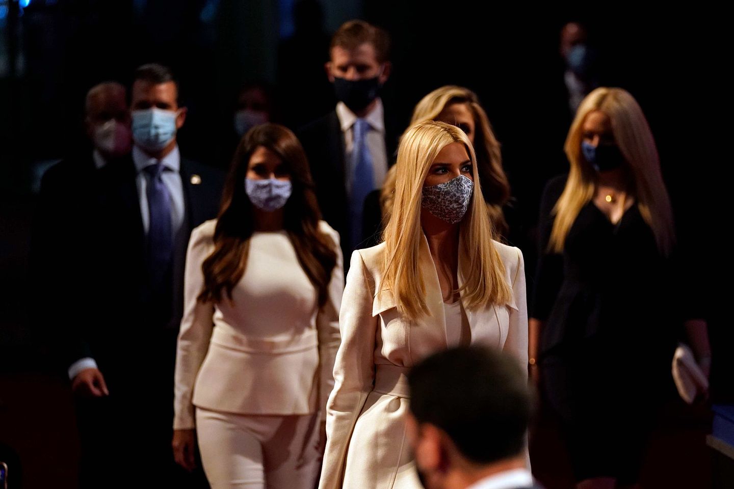 美国总统大选首场辩论会开始前，伊万卡佩戴口罩抵达现场。 （AP）