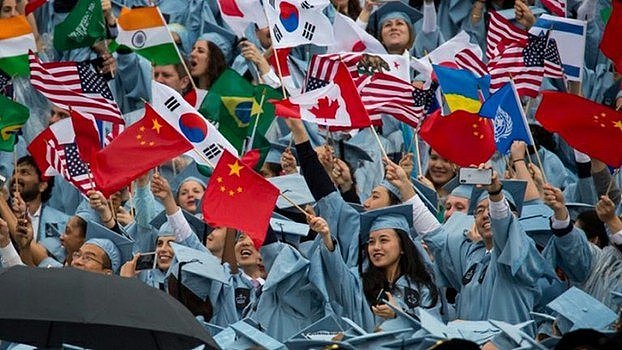 在美国参加毕业典礼的来自中国等国的留学生（Public Domain） 