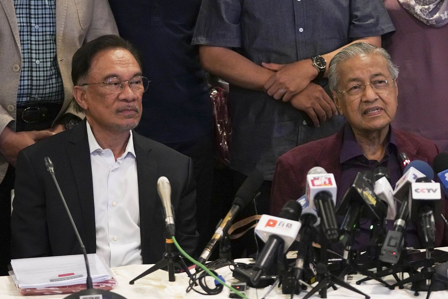 2020年2月22日，马来西亚总理马哈蒂尔·穆罕默德在马来西亚的布城与继任者安瓦尔·易卜拉欣握手。安瓦尔说，他希望给马哈蒂尔空间，让他在没有压力的情况下管理国家，他必须“有耐心”。（AP）