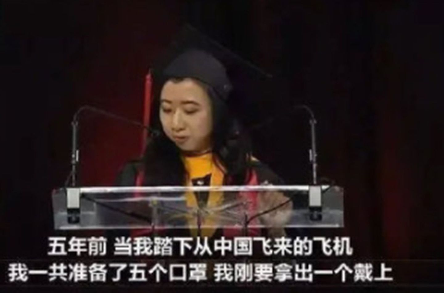 2017年5月21日，中国留学生杨舒平在毕业典礼时发言。（微博@没节操）