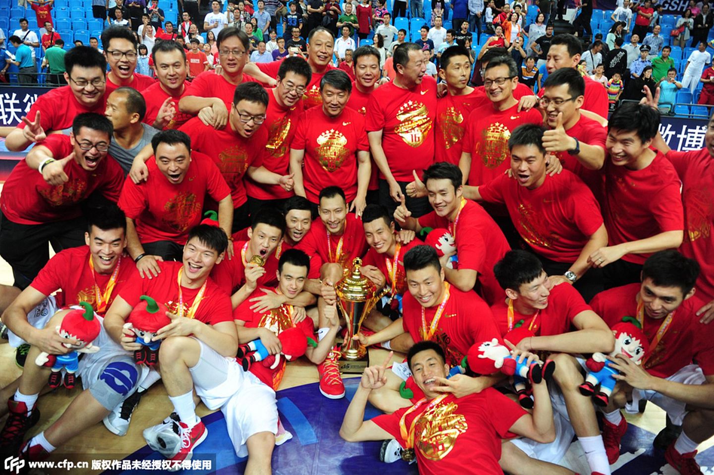 2015年10月3日，宫鲁鸣率领中国男篮夺得2015男篮亚锦赛冠军。（视觉中国）