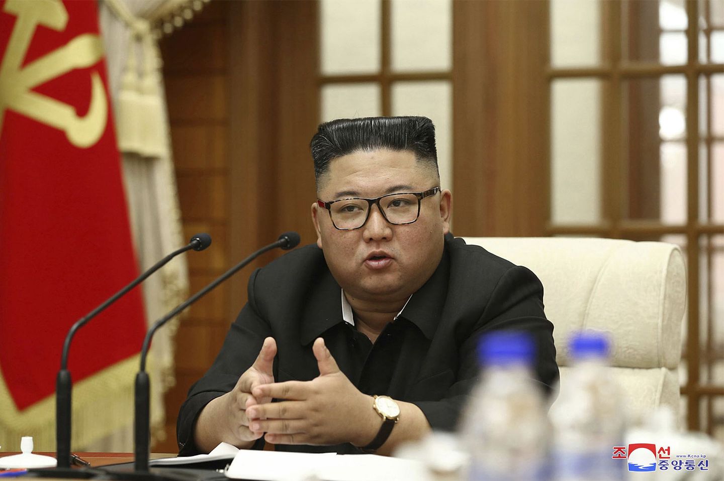 图为2020年9月29日，朝鲜国务委员会委员长金正恩主持朝鲜劳动党中央委员会政治局会议。 （AP）
