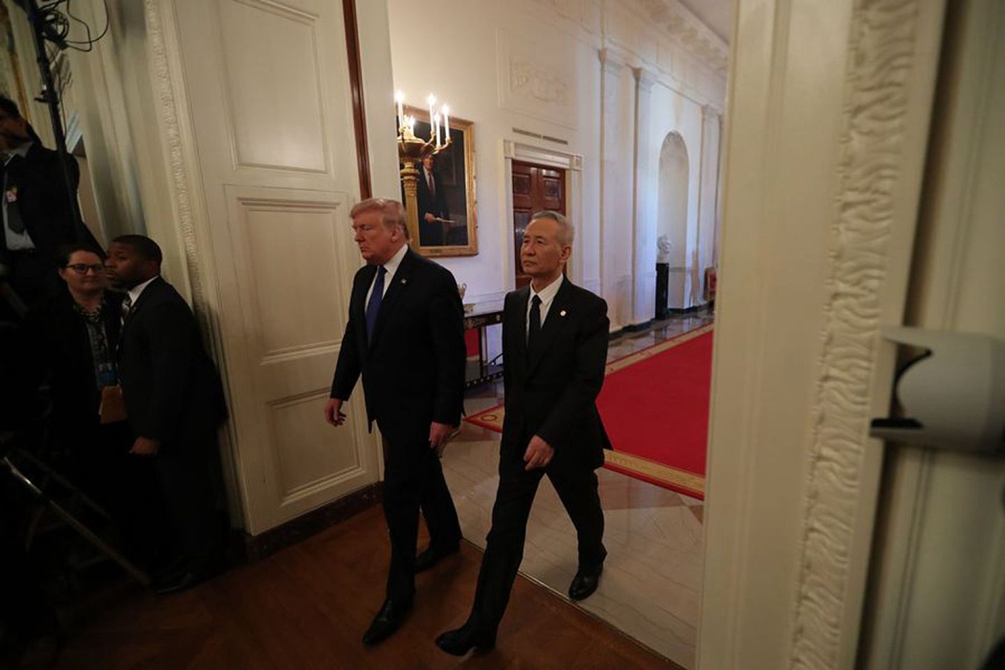 中国副总理刘鹤（右）是中美贸易谈判的中方代表，图为2020年1月15日，美国总统特朗普在白宫东厅与刘鹤签署了一项贸易协定。（Twitter@XHNews）
