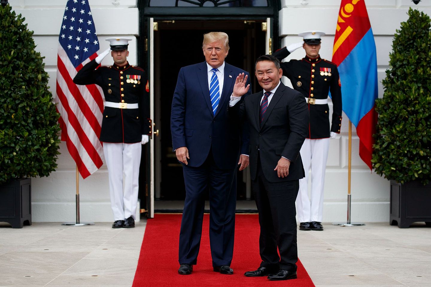 中美贸易战爆发以来，美国试图加速摆脱对中国稀土依赖。图为2019年7月31日，美国总统特朗普（前排左）会见到访美国的蒙古国总统巴特图勒嘎（Khaltmaa Battulga），讨论在蒙古国投资稀土的事宜。（AP）