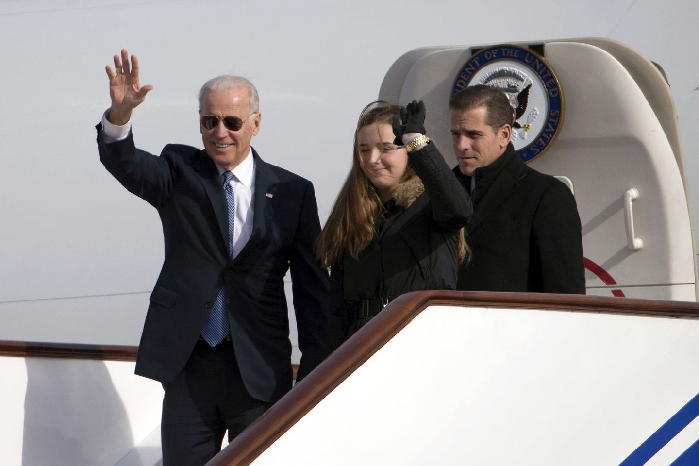 2013年12月4日，时任美国副总统拜登和他的儿子亨特（Hunter Biden）以及孙女（Finnegan Biden）到访中国，图为三人走出空军二号。（Getty）
