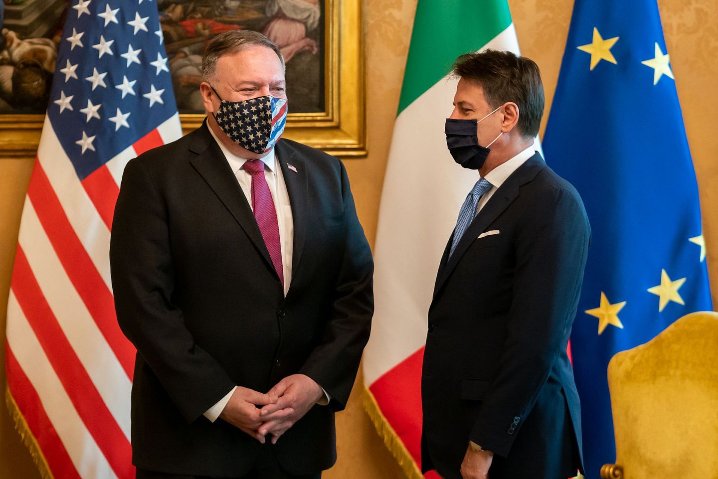 美国国务卿蓬佩奥正在欧洲多国进行访问，再就对华政策向各国施压。图为9月30日，蓬佩奥在罗马会见意大利总理孔特（Giuseppe Conte）。（Twitter@SecPompeo）
