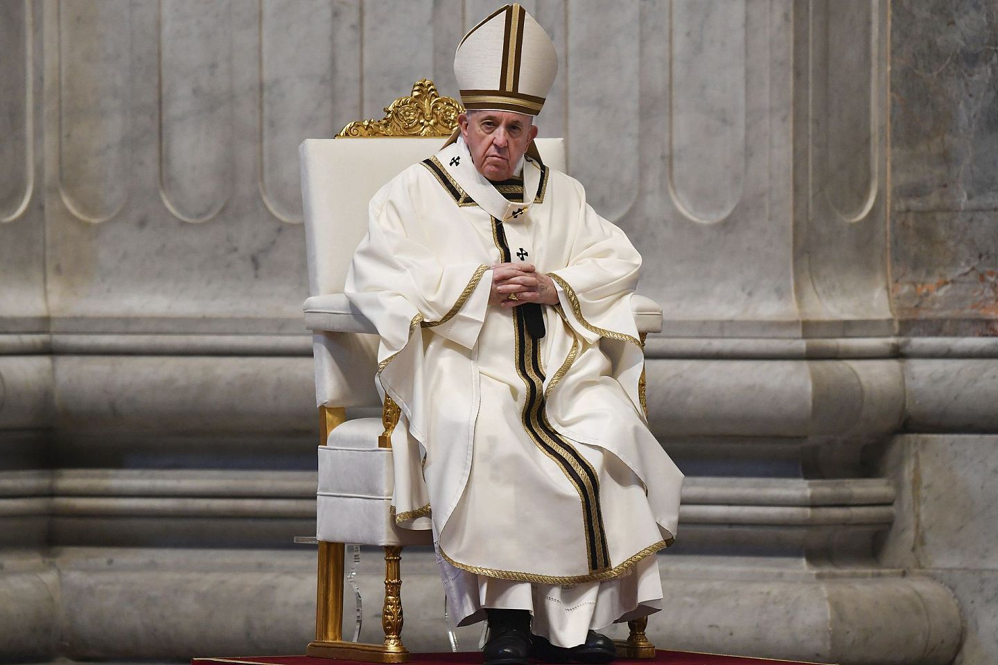 在蓬佩奥到访前，罗马教皇方济各已告知美方，不会亲自接见蓬佩奥。图为2020年4月12日，罗马教皇方济各在梵蒂冈圣彼得大教堂举行复活节弥撒。（AP）