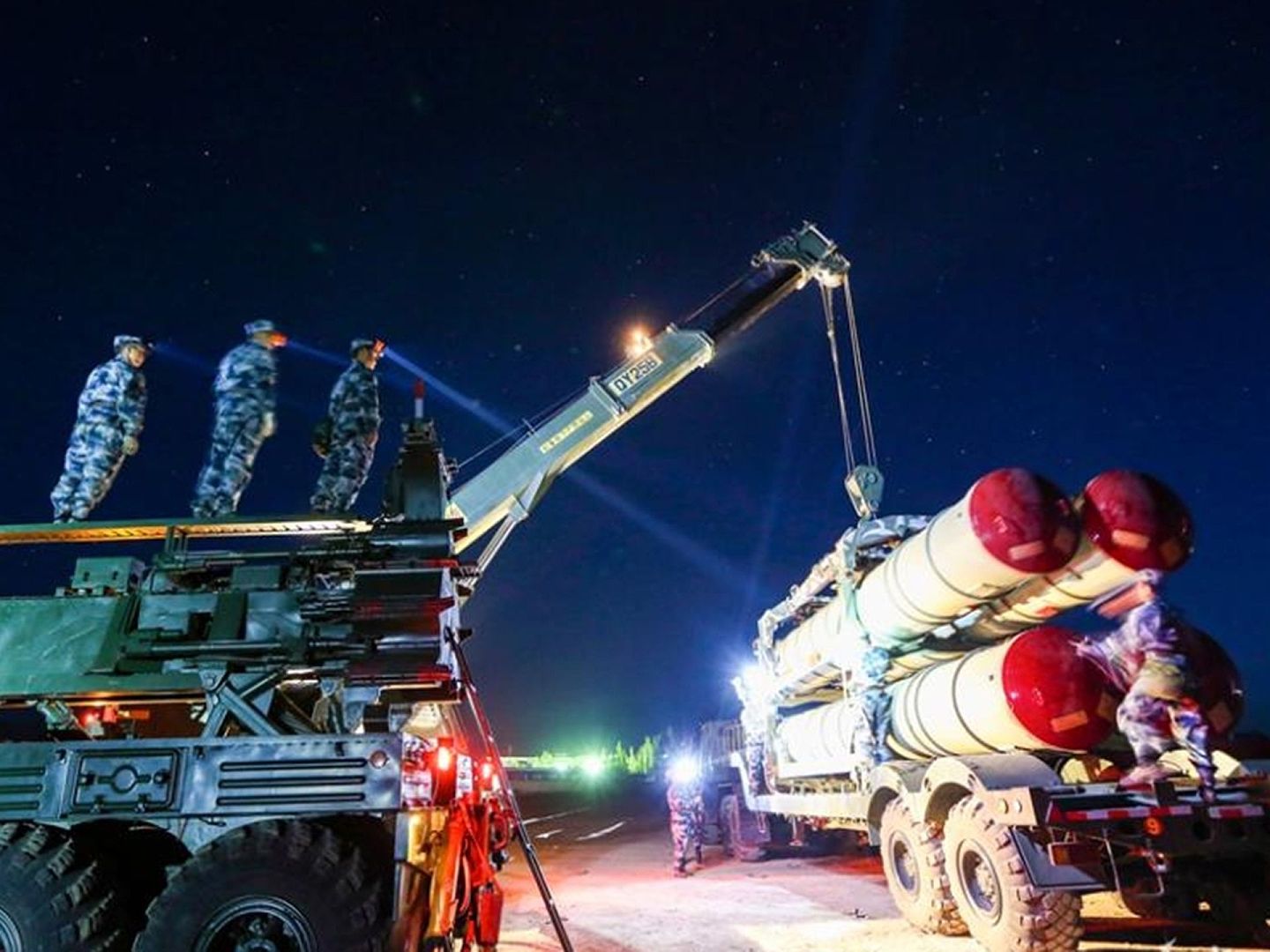 2015年10月，解放军在某高原演练发射S-300防空导弹。（新华社）