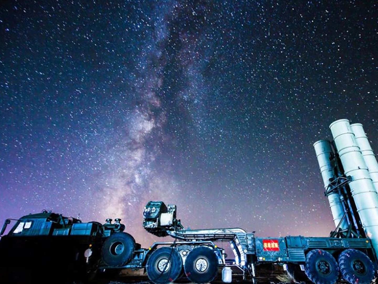 2015年10月，在某高原演习时，解放军的S-300导弹车与星空相互辉映。（新华社）