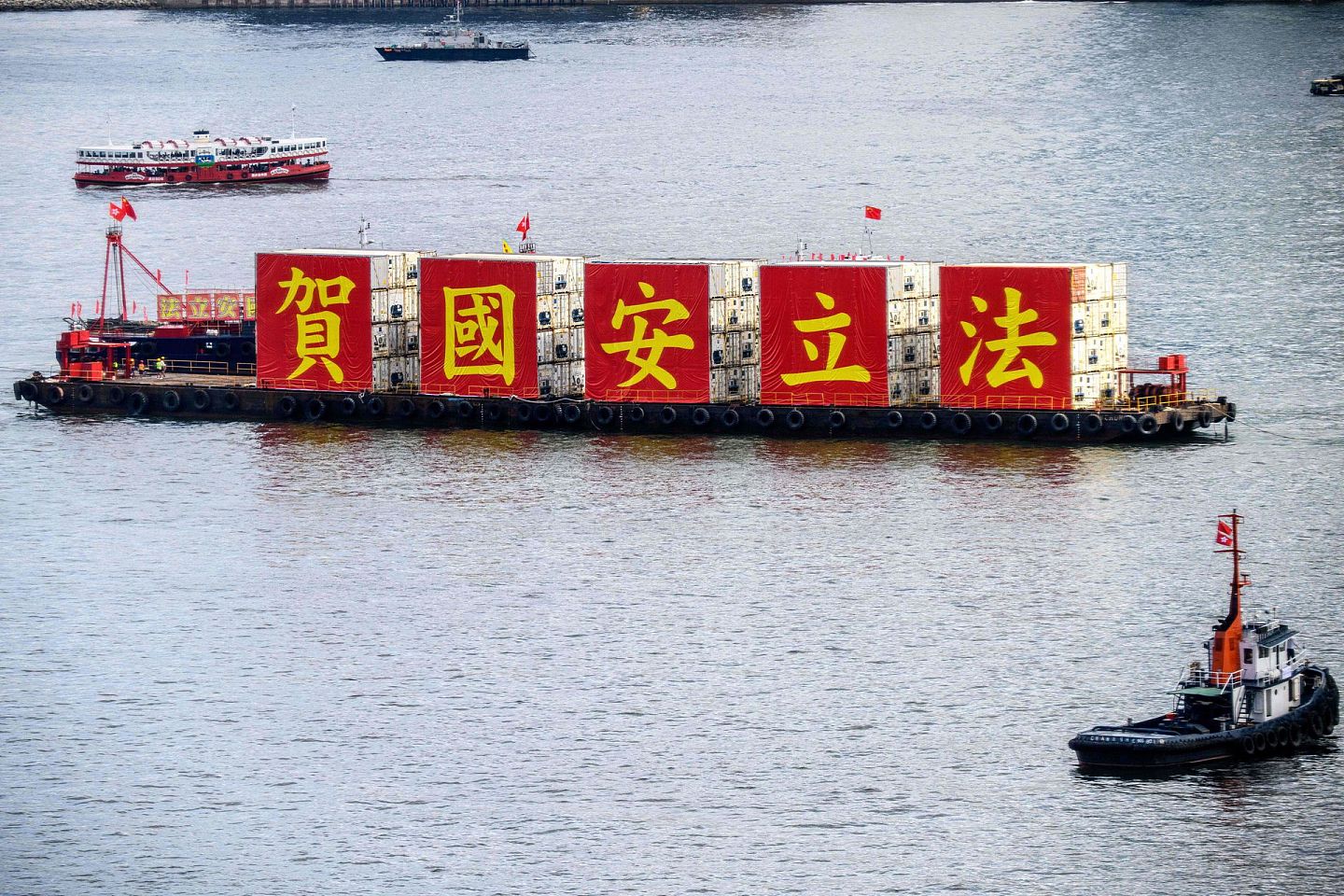 7月1日，香港有船装饰着支持成立港区国安法的大型海报。 （Getty）