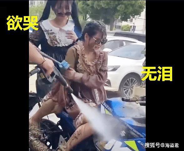 欲哭无泪！中国2名女生打扮美美的骑车出门玩耍，结果遭遇化粪池爆炸（组图） - 2