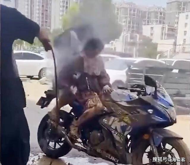欲哭无泪！中国2名女生打扮美美的骑车出门玩耍，结果遭遇化粪池爆炸（组图） - 6
