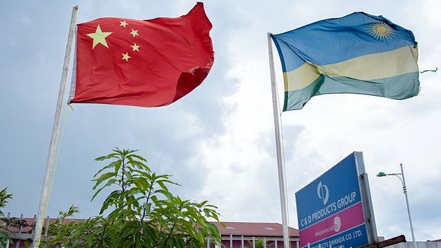 在基加利，C&D Products工厂外飘扬的中国国旗表明，中国在卢旺达的影响力日益增强。