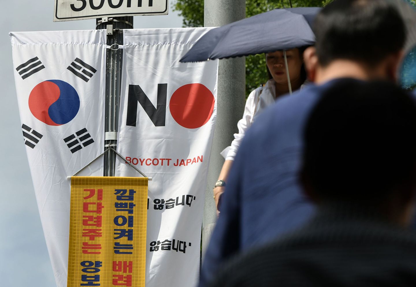 图为2019年6月，韩国反日声音最为高涨的时期，在首尔街头悬挂着罢买日货的旗帜。 （Getty）