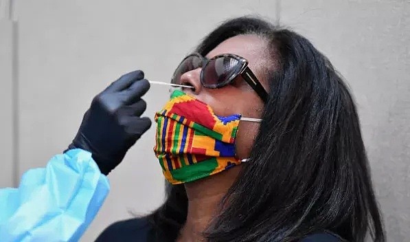 恐怖！40岁女子做新冠核酸检测，一捅鼻子脑液当场流不停（组图） - 10