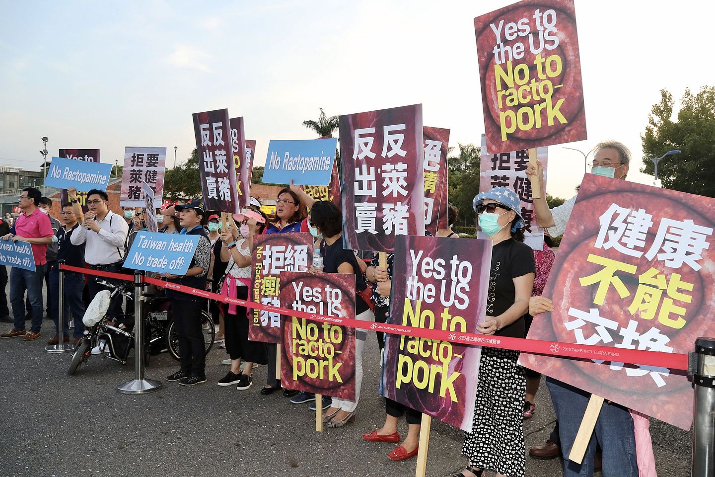 放开美国猪肉进口问题成为美台一大争议问题。 国民党发起反美猪公投，把瘦肉精美猪称为“毒猪”。 （中央社）
