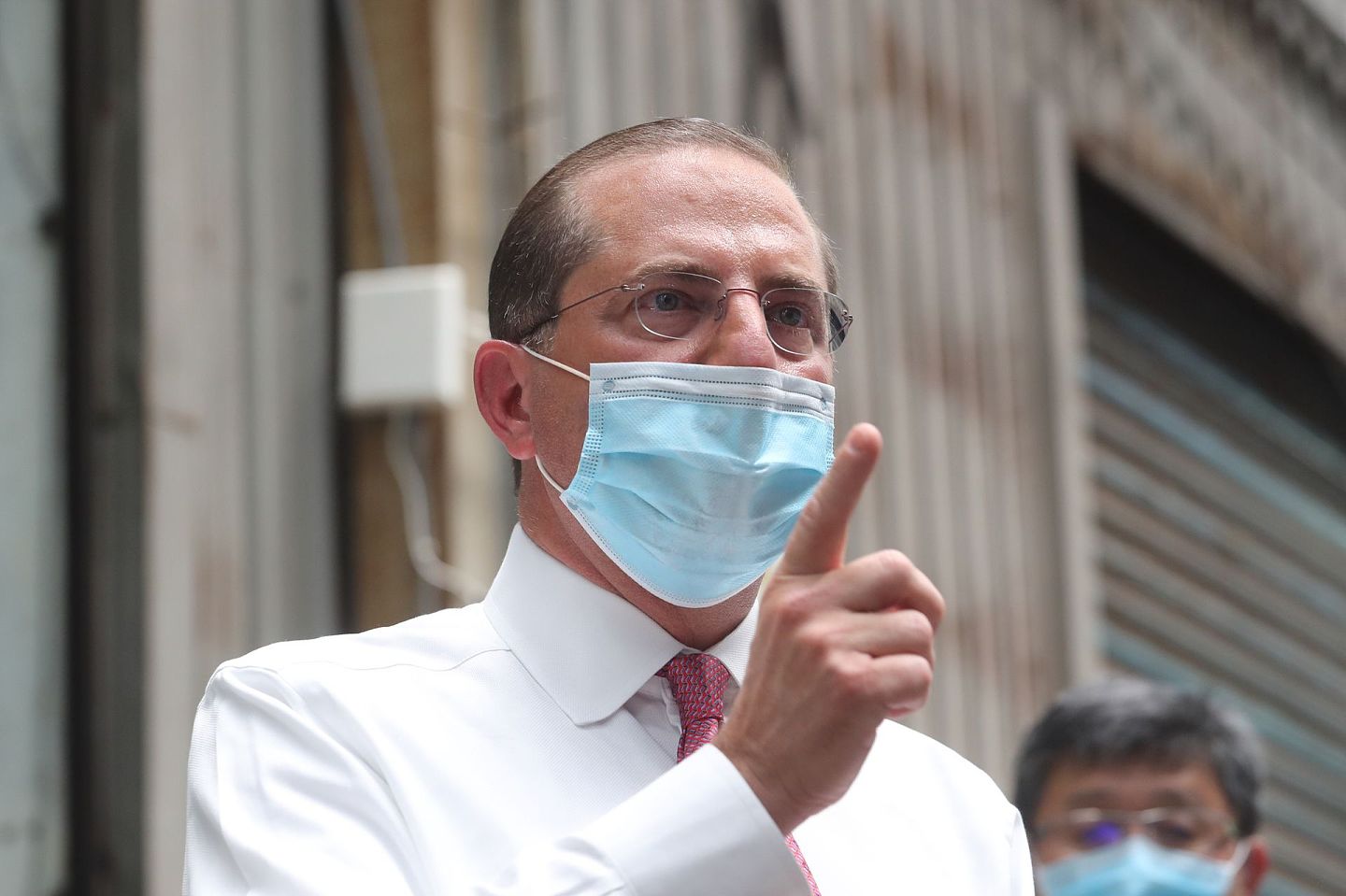 当地时间8月12日上午，正在台湾访问的美国卫生部长阿扎来到新北市五股参访“口罩国家队”长宏机械公司，会后接受媒体访问。（中央社）
